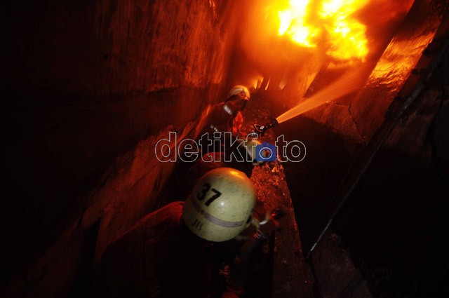 Pemukiman Padat di Tambora Kebakaran Lagi, 24 Unit Damkar Dikerahkan