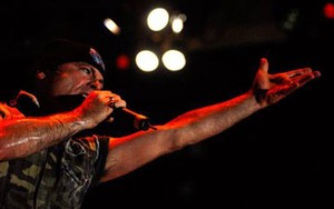 Vokalis Iron Maiden Luncurkan Perusahaan Perawatan Pesawat