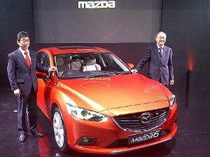 Sedan Irit BBM Mazda6 Meluncur