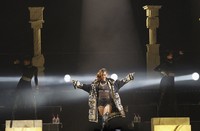 Rihanna tampil dalam balutan busana yang bernuansa hitam-gold. REUTERS/Mario Anzuoni.
