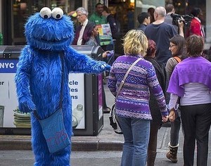 Badut Mario Bros Meraba Turis & Sesame Street Memaki Bocah