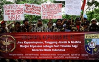 Para pendemo yang mengenakan seragam loreng juga membawa spanduk dan poster. Ramses/detikFoto.