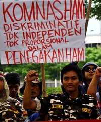     Pendemo meminta agar Komnas HAM tidak diskriminatif terhadap TNI dan Kopassus. Ramses/detikFoto.