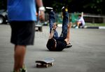 Asyiknya Bermain Skateboard di Kawasan GBK