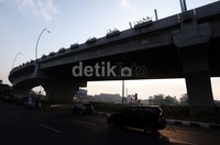 Flyover tersebut menghubungkan Jalan Ahmad Yani dengan wilayah Bekasi Utara.