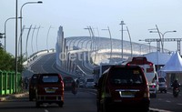 Flyover yang melintasi jalur kereta api tersebut memiliki konstruksi cukup canggih, yaitu dengan metode Balance Cantilever sehingga bentang jembatan dengan panjang 130 meter yang melintas di atas rel kereta api itu dibangun tanpa tiang penyangga.