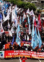 Ribuan Buruh Longmarch ke Kemenko Kesra