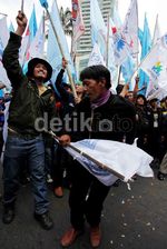 Ribuan Buruh Longmarch ke Kemenko Kesra
