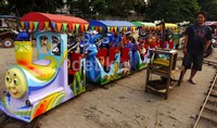 Di arena bermain tersebut masyarakat dapat menikmati sejumlah permainan mulai dari kereta mini hingga bianglala.