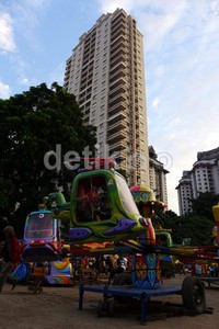 Arena bermain anak musiman ini menjadi alternatif bagi orang tua karena relatif lebih murah dibandingkan permainan yang terdapat di mall.