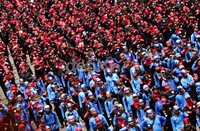 Para buruh menggunakan seragam biru dan hitam. Buruh berseragam biru dari Serikat Pekerja Seluruh Indonesia (SPSI) dan yang berseragam hitam dari Federasi Serikat Pekerja Metal Indonesia (FSPMI).