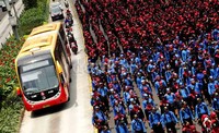 Ribuan buruh memenuhi badan Jalan Thamrin.