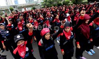 Para buruh juga berorasi menuntut RUU Ormas dan RUU Kamnas untuk tidak disahkan.
