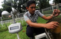 BMKG memperkirakan hujan masih akan turun sepanjang April hingga Mei di sejumlah wilayah di Indonesia.