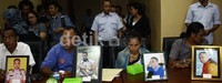 Keluarga 4 tahanan yang tewas di LP Cebongan, Sleman, Yogyakarta membawa foto korban semasa hidup. Ramses/detikfoto
