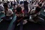 Terapi Stres, Ratusan Siswa Menangis