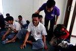 Terapi Stres, Ratusan Siswa Menangis