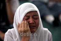 Salah satu siswi menangis sesenggukan.