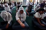 Terapi Stres, Ratusan Siswa Menangis