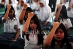 Terapi Stres, Ratusan Siswa Menangis