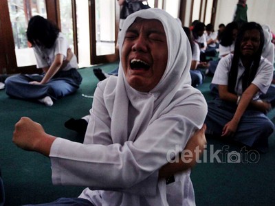 Terapi Stres, Ratusan Siswa Menangis