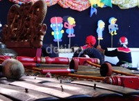 Wayang kontemporer dipertunjukkan untuk memeriahkan HUT ke-35 SMP 5 Purwokerto.