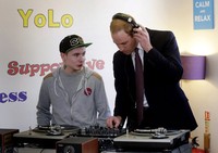 Saat Pangeran William jadi DJ. AFP/Pool/Danny Lawson.