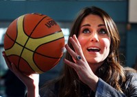 Tak hanya bermain tennis meja, Kate juga bermain basket. AFP/Pool/David Cheskin.