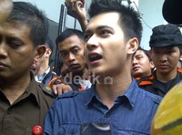 Eza siap menyangkal kesaksian mantan kekasihnya itu dengan sejumlah bukti yang ia miliki.