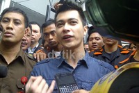 Itu hak dia, dia ngomong seperti apa, dia bilang saya memukul dia. Dari apa yang dia bilang begitu nanti akan disinkronkan dengan foto-foto yang ada di pengacara saya, ujar Eza.