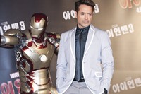Ia tampak cool saat berpose dengan 'Iron Man'. Reuters/TenAsia/Cha Ki-won.