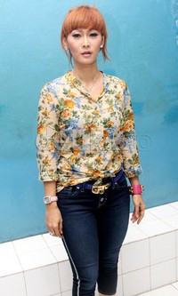 Inul juga eksis dengan kemeja motif bunganya, lho! (dok. detikHOT)