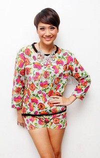 BCL tampil cerah ceria dengan sweatshirt dan hot pants motif bunga-bunganya. (dok. detikHOT)
