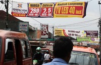     Tidak ada pelarangan untuk iklan property khususnya perumahan yang dibuat oleh developer. Seperti terlihat di kawasan Pondok Gede, Bekasi.