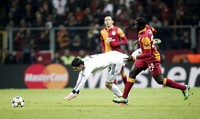 Emmanuel Eboue mengawal ketat Cristiano Ronaldo. Dalam pertandingan ini Eboue mencetak gol untuk Galatasaray di menti ke-57. Reuters/Osman Orsal.