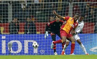 Meski mendapat pengawalan dari Raphael Varane, Didier Drogba berhasil membobol gawang Madrid yang dijaga Diego Lopez. Reuters/Murad Sezer