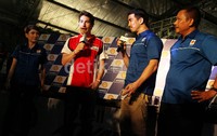 Mengenakan kaos merah putih dan celana jeans, Nicky terlihat ramah dengan selalu melontarkan senyum kepada penggemarnya.
