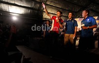 Nicky Hayden menyapa para fansnya.