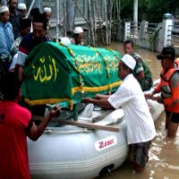 Kisah Pemakaman Jenazah di Tengah Situasi Banjir Bojonegoro