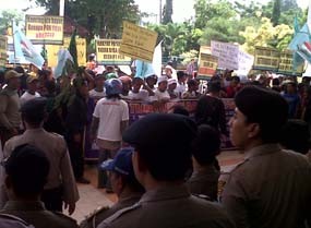 Ratusan Warga Demo DPRD Tuntut Pembongkaran Pipa Milik PGN