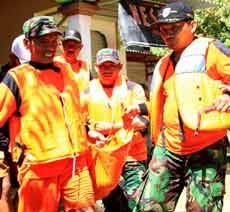 TPU Kebanjiran, Korban Banjir Bojonegoro Dimakamkan di Desa Tetangga