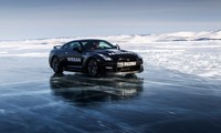 Dua orang warga Rusia, Roman Rusinov dan Andrey Leontjev memacu Nissan GT-R  di danau Baikal di Rusia yang permukaannya tertutup es. (dok Nissan).