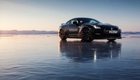Berbekal Nissan GT-R standar bermesin V6 dengan kapasitas 3.8 liter, keduanya pun mencetak rekor. Mobil bertenaga 540 hp dengan torsi 632 Nm yang tersalurkan melalui transmisi otomatis 6-speed ini mampu membawa Nissan GT-R ini melaju hingga 294,8 km/jam di atas es. (dok Nissan).