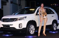 Seorang model berpose dengan All New Sorento saat peluncuran di Jakarta, Selasa (9/4/2013).