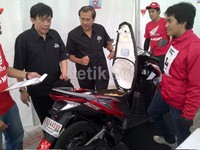 Posisi kedua tembus 67,66 km/liter dan posisi ketiga tembus 67,234 km/liter. Dari 18 peserta yang mengikuti acara fun riding ini rata-rata konsumsi bahan bakarnya 62,3 km/liter.
