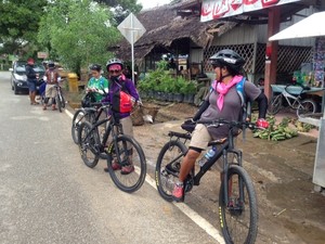 Naik Sepeda Sampai ke Tapal Batas Indonesia
