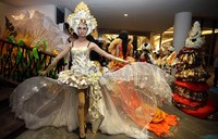 Para model memamerkan busana karya Gede Yudi di Kemang Fashion Week 'Diva Glam'.
