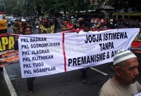 Berbagai anggota paguyuban pedagang kaki lima Yogyakarta ikut turun ke jalan untuk melawan premanisme.