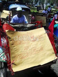 Para pengemudi becak di kawasan Malioboro sementara waktu tidak mencari uang hanya untuk ikut demo anti premanisme.