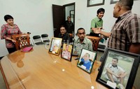 Setelah menunggu sekitar 10 menit, keluarga 4 tahanan ini ditemui langsung oleh Ketua Komnas HAM, Siti Noor Laila. Mereka kemudian melakukan pertemuan tertutup.